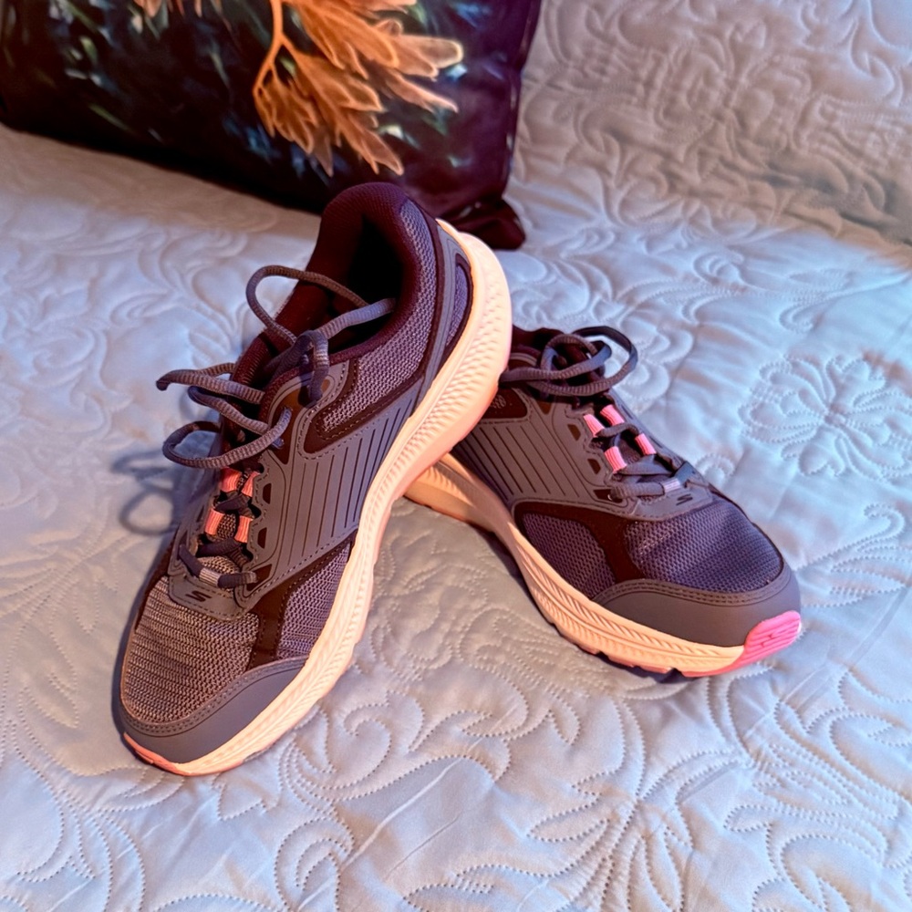Only worn twice ~ Skechers Womens Go Run Consistent 2.0 Advantage Shoes!! 😎🙌🏻